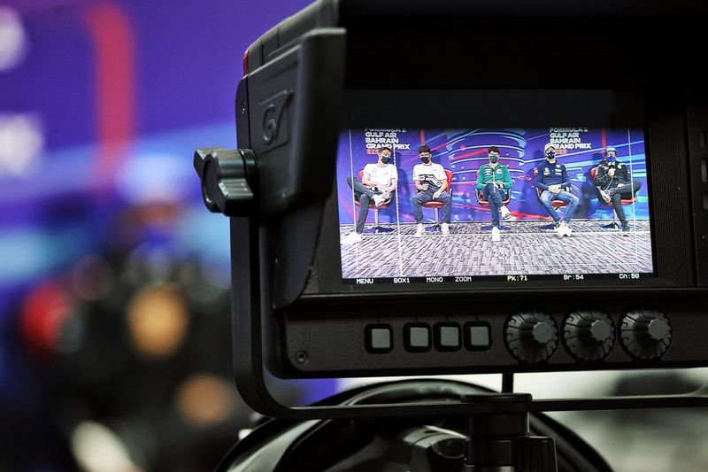 George Russell, Mercedes-AMG, Pierre Gasly, Scuderia AlphaTauri, Lance Stroll, Aston Martin, Nicholas Latifi, Williams Racing, Fernando Alonso, Alpine F1 Team, son filmados