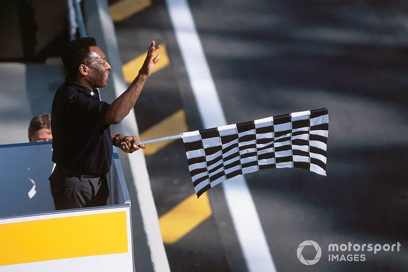 Pelé sostiene la bandera a cuadros