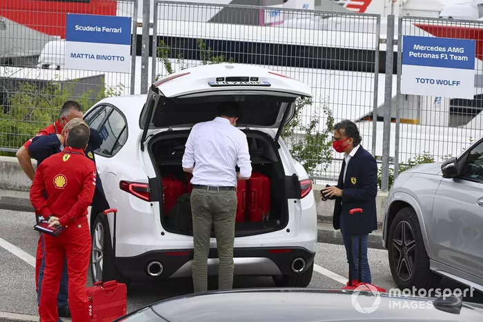 Mattia Binotto, director de la escudería Ferrari, y Laurent Mekies, director deportivo de la escudería Ferrari, llegan al circuito