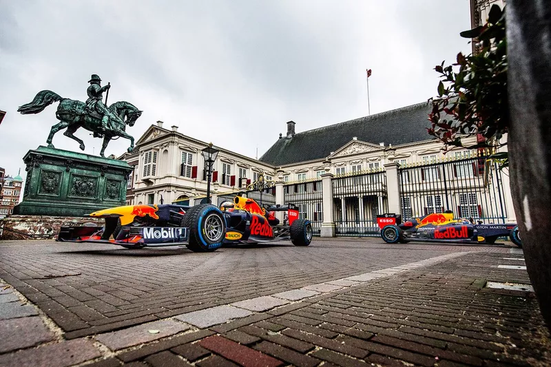 Max Verstappen y Alexander Albon, Red Bull Racing
