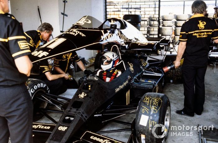 Mechanics on Elio de Angelis's Lotus 95T Renault