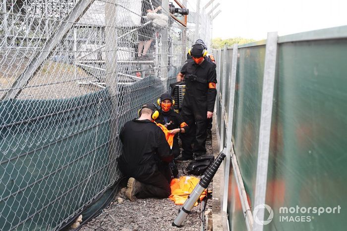Miembros de Extinction Rebellion sacados de la pista