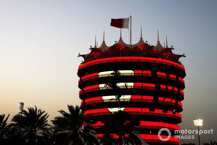 La marca Ferrari en un edificio del circuito