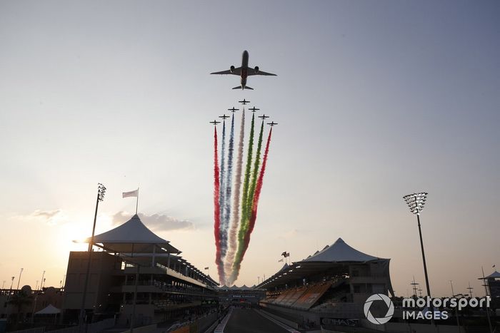 El equipo de exhibición de la Fuerza Aérea de los EAU, Al Fursan, escolta un Boeing 787 Dreamliner de Etihad sobre el circuito