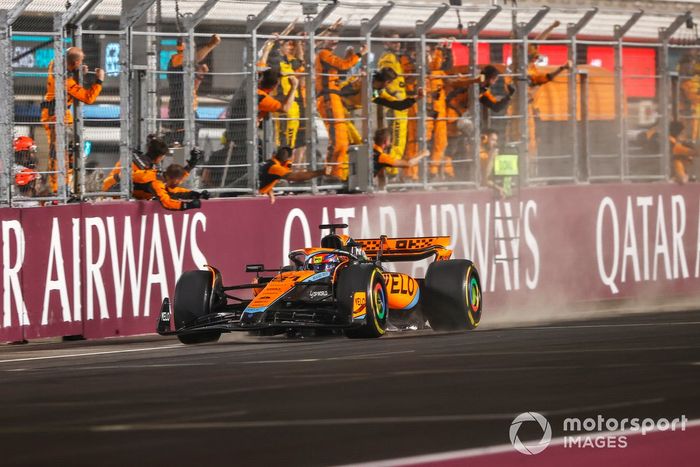 Oscar Piastri, McLaren MCL60, 1ª posición, toma la bandera a cuadros en el sprint mientras su equipo anima desde el muro de boxes.