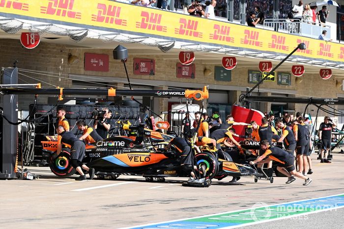 Lando Norris, McLaren MCL60, vuelve al garaje