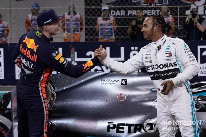Max Verstappen, Red Bull Racing, si congratula con Lewis Hamilton, Mercedes AMG F1, per aver preso la pole