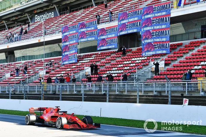 Sebastian Vettel, Ferrari SF1000, pasa por un stand mostrando pancartas en apoyo de Max Verstappen, Red Bull Racing 