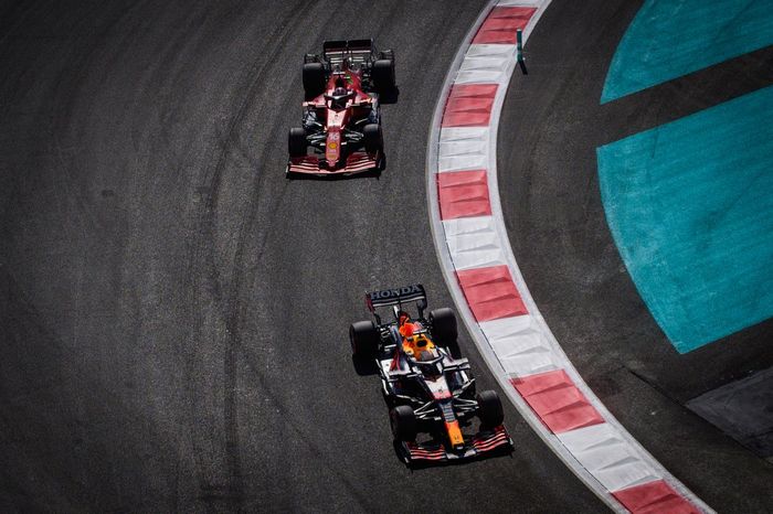 Max Verstappen, Red Bull Racing RB16B, Charles Leclerc, Ferrari SF21