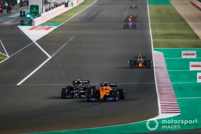 Lando Norris, McLaren MCL35M, lucha con Pierre Gasly, AlphaTauri AT02