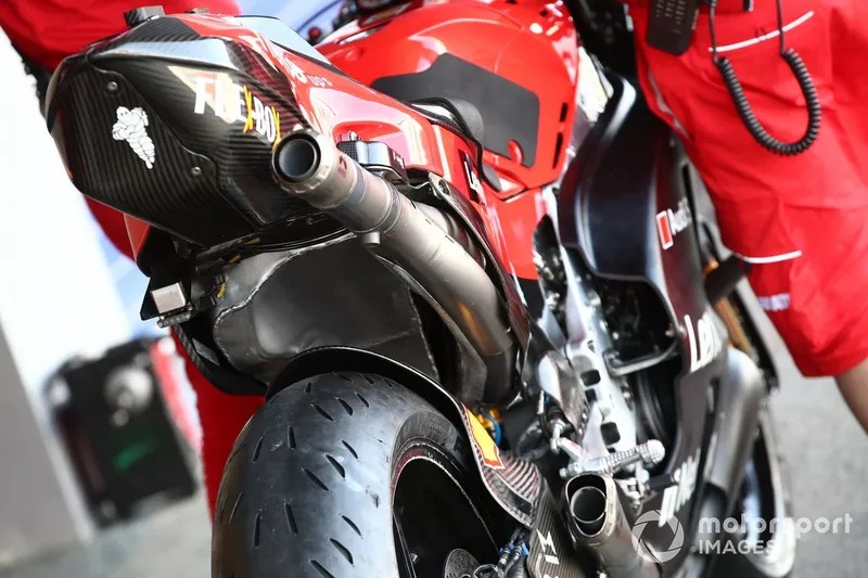Détail de la Ducati avec son échappement long testé cette semaine