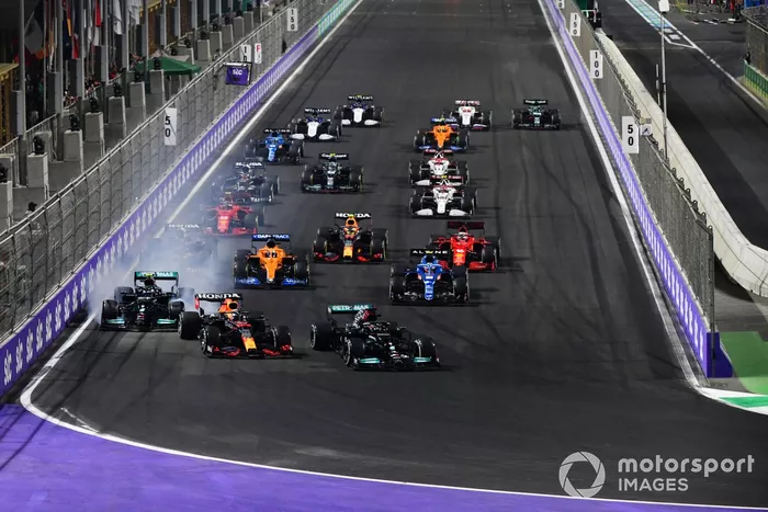 Max Verstappen, Red Bull Racing RB16B, e Lewis Hamilton, Mercedes W12, alla ripartenza