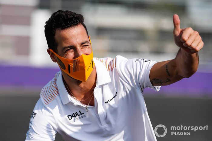 Daniel Ricciardo, McLaren, en una bici por la pista