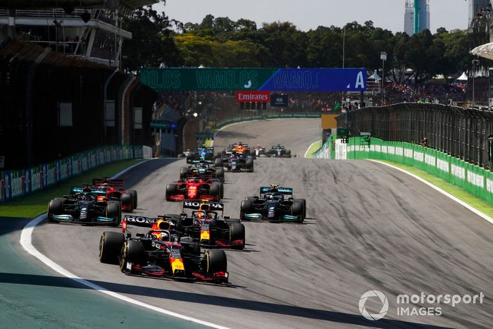 Max Verstappen, Red Bull Racing RB16B, Sergio Pérez, Red Bull Racing RB16B, Lewis Hamilton, Mercedes W12, Valtteri Bottas, Mercedes W12, y el resto del campo en la reanudación