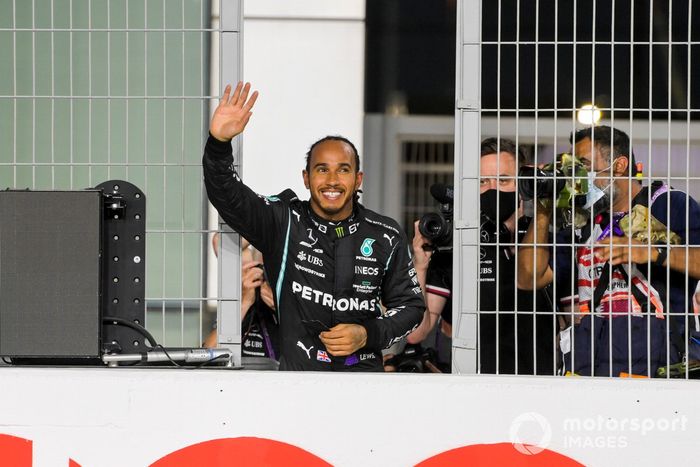 Ganador de la pole position Lewis Hamilton, Mercedes, celebra