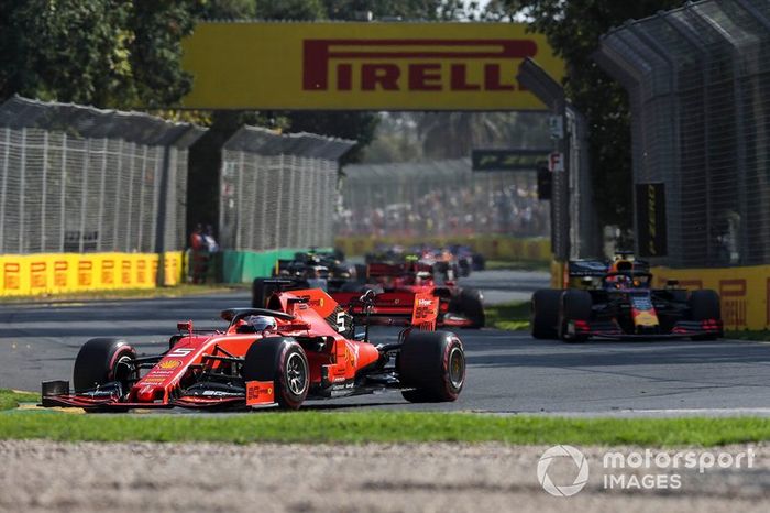 Sebastian Vettel, Ferrari SF90, Max Verstappen, Red Bull Racing RB15 y Charles Leclerc, Ferrari SF90