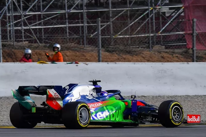 Alexander Albon, Scuderia Toro Rosso STR14, con parafina