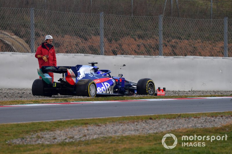 Alex Albon, Scuderia Toro Rosso STR14 parado en pista