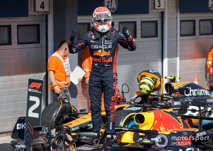 Max Verstappen, Red Bull Racing, 1ª posición, celebra su llegada al Parc Ferme