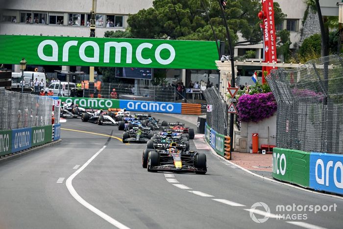Max Verstappen, Red Bull Racing RB19, Fernando Alonso, Aston Martin AMR23, Esteban Ocon, Alpine A523, el resto de la parrilla en la primera vuelta.