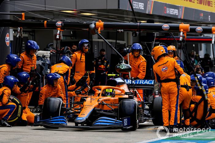Lando Norris, McLaren MCL35M, en boxes