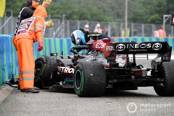 Valtteri Bottas, Mercedes W12, se baja de su coche dañado tras chocar en la salida