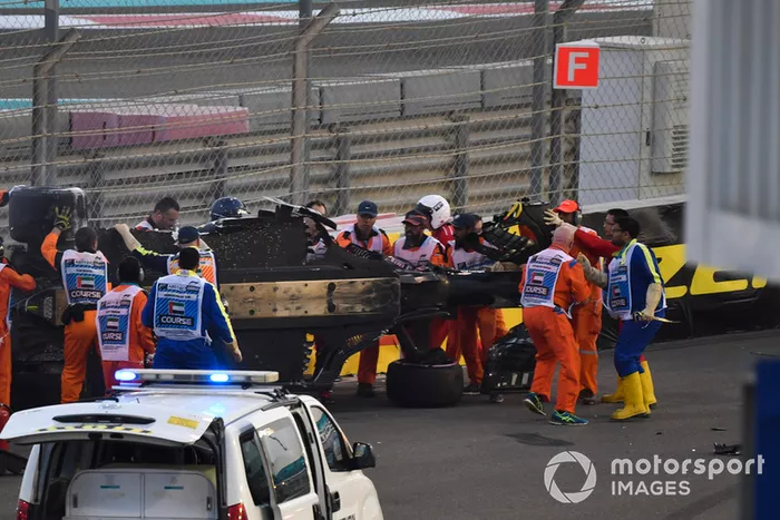 Los médicos y oficiales asisten a Nico Hulkenberg, Renault Sport F1 Team R.S. 18 que se estrelló y volcó en la primera vuelta