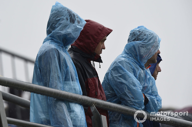 Fans im Regen