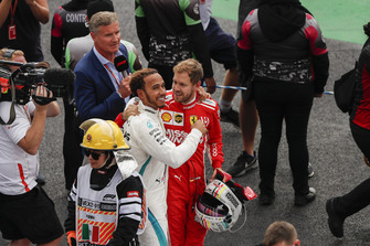 Il rivale per il Titolo Sebastian Vettel, Ferrari, si congratula con il vincitore del Mondiale Lewis Hamilton, Mercedes AMG F1