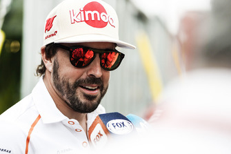 Fernando Alonso, McLaren, parla con i media