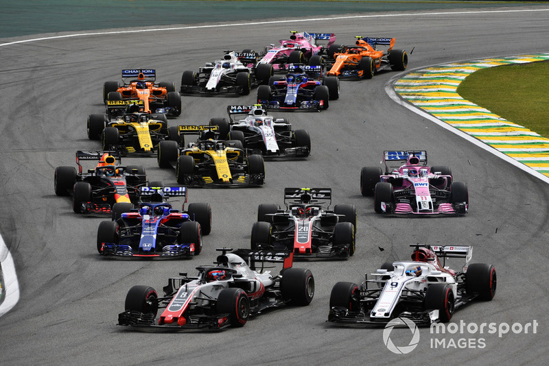 Marcus Ericsson, Sauber C37 and Romain Grosjean, Haas F1 Team VF-18 collide at the start of the race