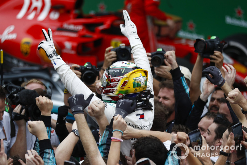 Lewis Hamilton, Mercedes AMG F1, fête sa victoire dans le Parc Fermé