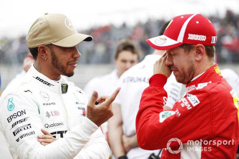 Lewis Hamilton, Mercedes AMG F1, habla con Sebastian Vettel, Ferrari, después de ganar su Pole Position