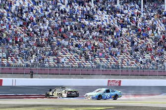 Crash: Martin Truex Jr., Furniture Row Racing, Toyota Camry Auto-Owners Insurance, Jimmie Johnson, Hendrick Motorsports, Chevrolet Camaro Lowe's for Pros