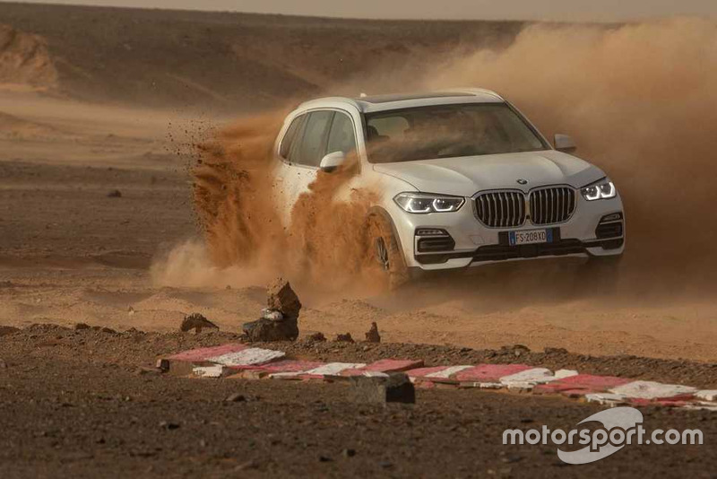 BMW X5 sur le circuit de Monza recréé dans le désert