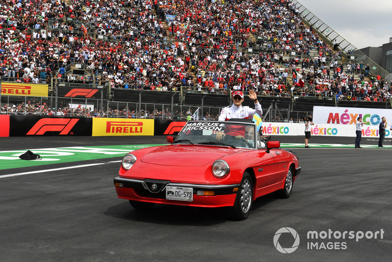 Marcus Ericsson, Sauber on the drivers parade of Fernando Alonso, McLaren