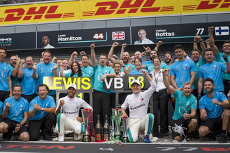 Lewis Hamilton, Mercedes AMG F1 celebrates with Valtteri Bottas, Mercedes AMG F1 and the team