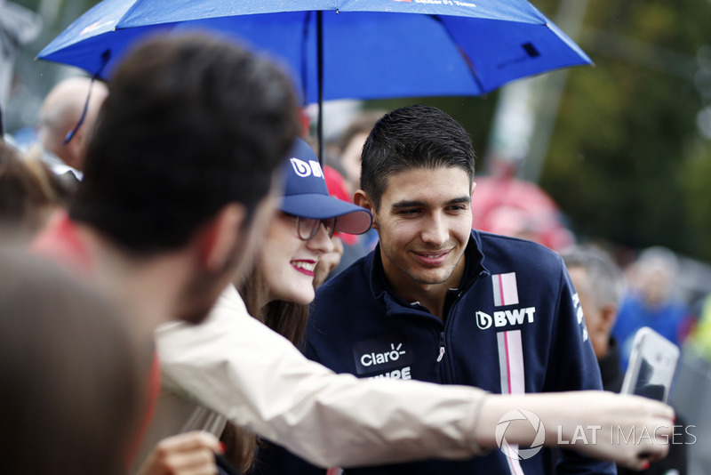 Esteban Ocon, Racing Point Force India F1 Team fans selfie