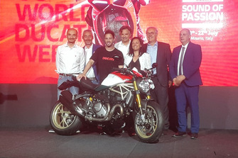 Foto di gruppo con Claudio Domenicali, AD Ducati Motor Holding, Andrea Dovizioso e la Ducati Monster 25esimo Anniversario