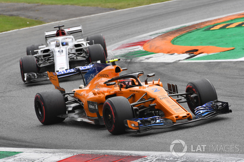 Stoffel Vandoorne, McLaren MCL33 and Marcus Ericsson, Sauber C37 battle