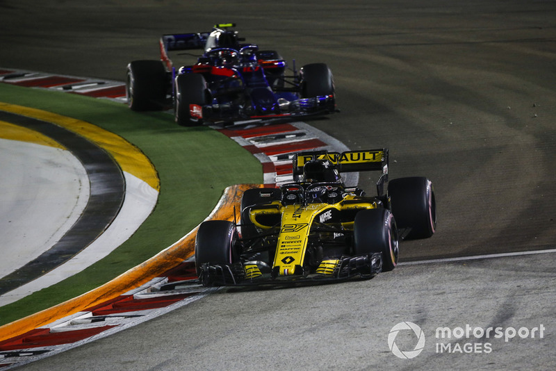 Nico Hulkenberg, Renault Sport F1 Team R.S. 18 and Pierre Gasly, Scuderia Toro Rosso STR13