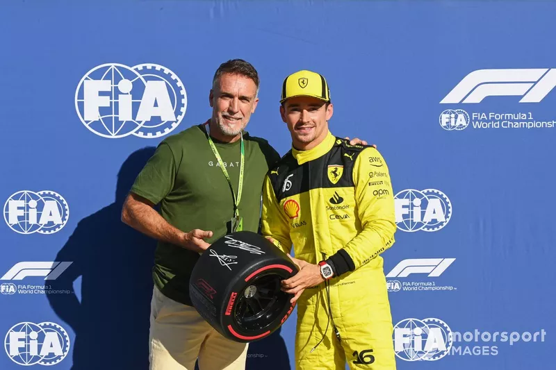 Il poleman Charles Leclerc, Ferrari, riceve il premio Pirelli Pole position dall'ex calciatore Gabriel Batistuta