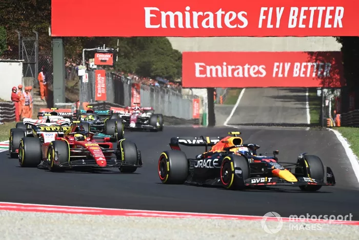 Sergio Pérez, Red Bull Racing RB18, Carlos Sainz, Ferrari F1-75