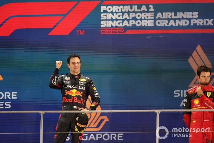 Podio: ganador Sergio Pérez, Red Bull Racing, tercer lugar Carlos Sainz, Ferrari