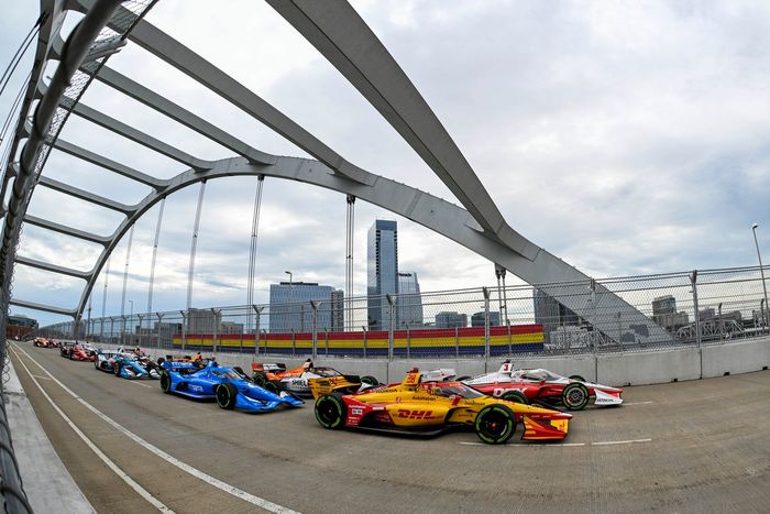 Scott McLaughlin, Team Penske Chevrolet, Romain Grosjean, Andretti Autosport Honda,Alex Palou, Chip Ganassi Racing Honda, Christian Lundgaard, Rahal Letterman Lanigan Racing Honda, Josef Newgarden, Team Penske Chevrolet, durante la salida