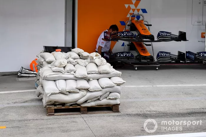 Preparazione per il mal tempo con i sacchi di sabbia al GP del Giappone