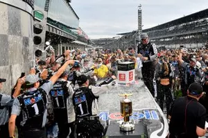 Race Winner Kevin Harvick, Stewart-Haas Racing, Ford Mustang Mobil 1