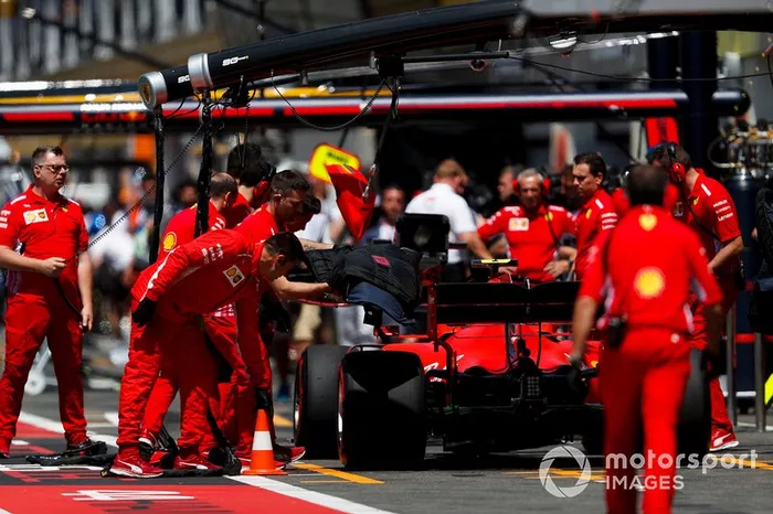 Charles Leclerc, Ferrari SF90, nel pit lane