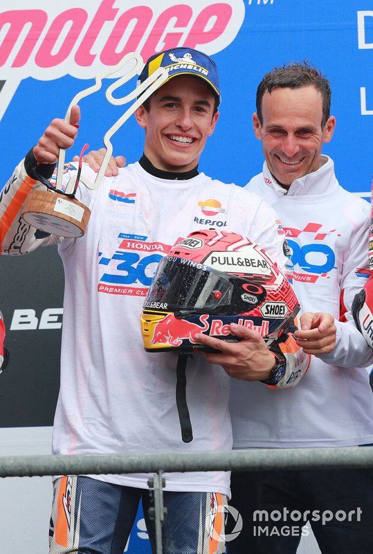 Márquez y Puig en el podio de Le Mans, celebrando la victoria 300 de Honda