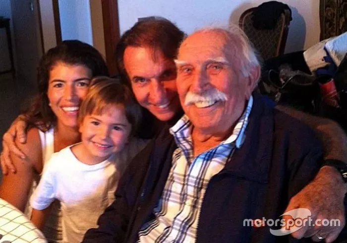 Ao lado da esposa e do filho Emmo, Emerson aparece ao lado do pai Wilson